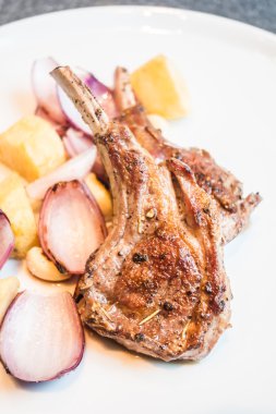 Izgara kuzu raf biftek