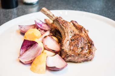 Izgara kuzu raf biftek