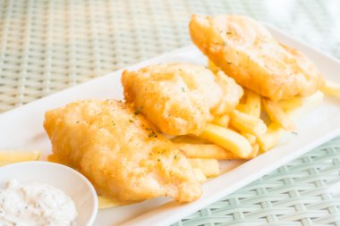 Balık ve cips plaka üzerinde