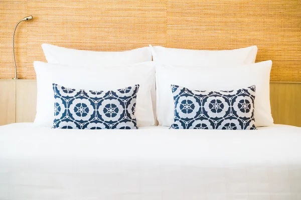 Belo travesseiro branco na cama — Fotografia de Stock