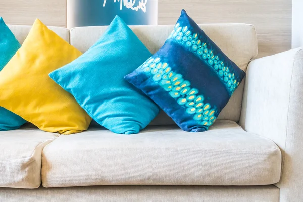 Almohada de lujo en la decoración del sofá — Foto de Stock