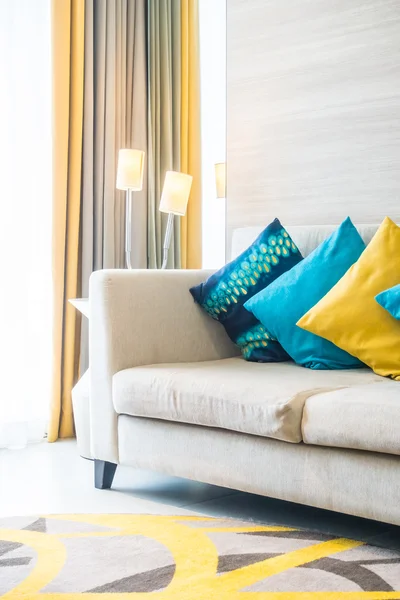 Роскошная подушка на украшении дивана — стоковое фото