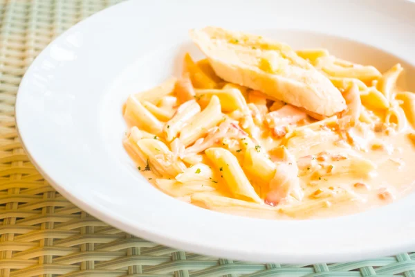 Carbonara Pasta auf weißem Teller — Stockfoto