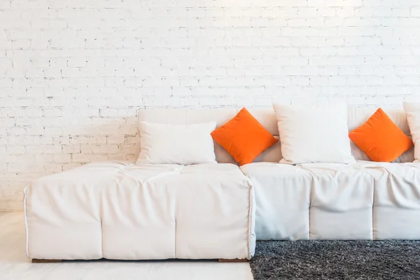 Almohada en sofá blanco — Foto de Stock