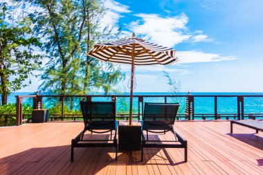 Şemsiye ve otel resort sandalyede 