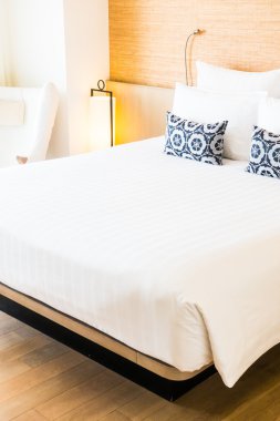 Yatakta güzel beyaz yastık