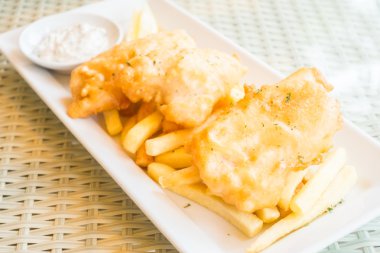 Balık ve cips plaka üzerinde