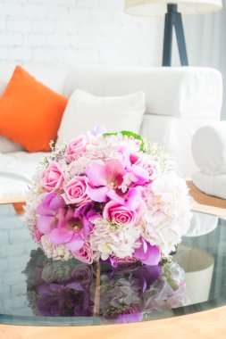 Buket çiçek yastık ile