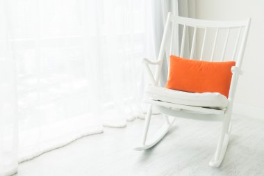 Sallanan sandalye yastık ile