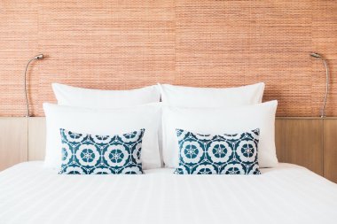 Yatakta güzel beyaz yastık