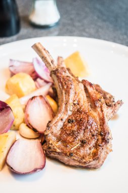 Izgara kuzu raf biftek