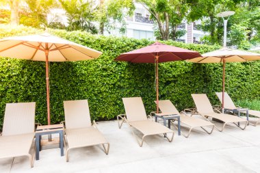 Yüzme Havuzu etrafında şemsiye sandalye