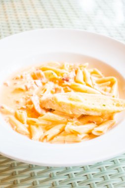 Carbonara makarna beyaz plaka