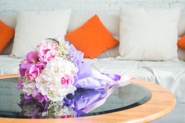 Buket çiçek yastık ile