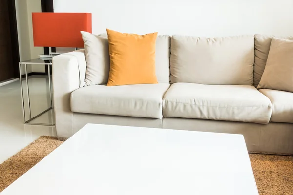 Подушка на украшении дивана — стоковое фото