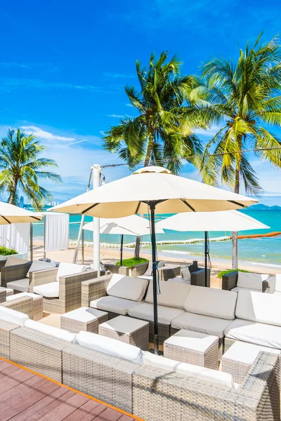 Зонтик и стул на пляже — стоковое фото