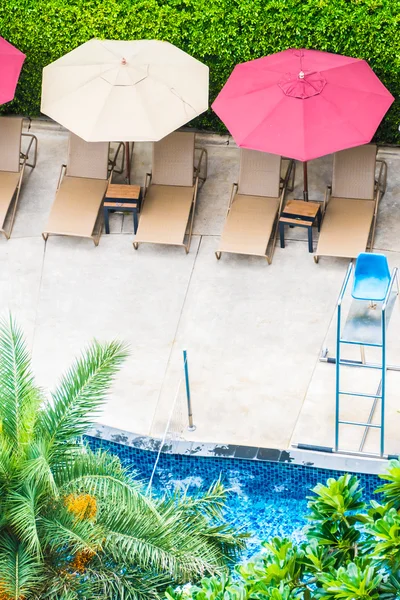 Esernyő szék a medence körül — Stock Fotó