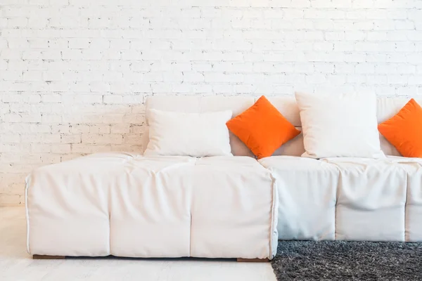 Almohada en sofá blanco — Foto de Stock