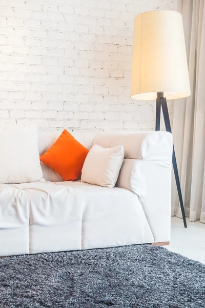 Kissen auf weißem Sofa — Stockfoto