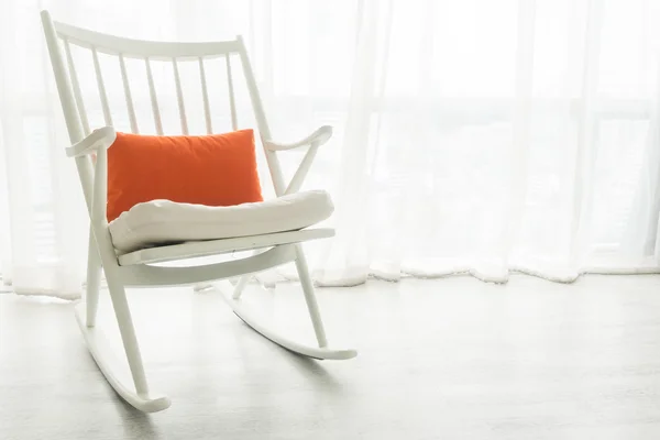 Крісло-гойдалка з подушкою — стокове фото