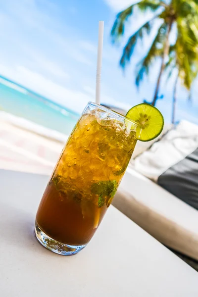 Mocktail op het strand — Stockfoto