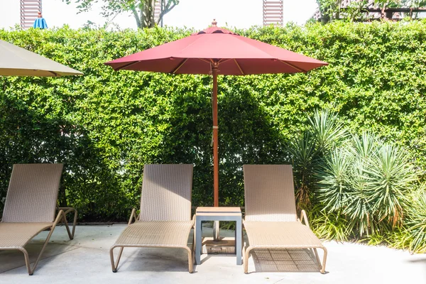 Sonnenschirm und Stuhl rund um das Schwimmbad — Stockfoto