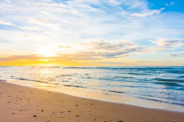 Sahilde gün batımı