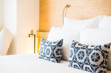 Yatakta güzel beyaz yastık