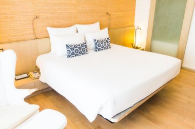 Yatakta güzel beyaz yastık