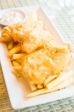 Balık ve cips plaka üzerinde