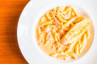 Carbonara makarna beyaz plaka