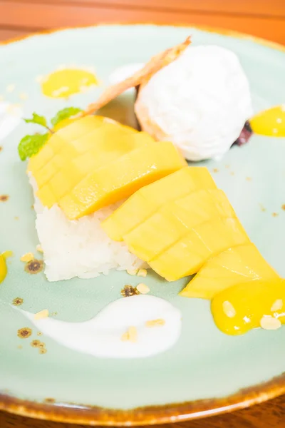 Arroz pegajoso con mango —  Fotos de Stock