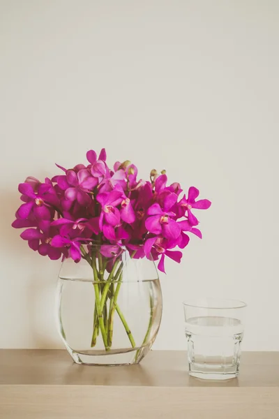Orkidé blomvas — Stockfoto