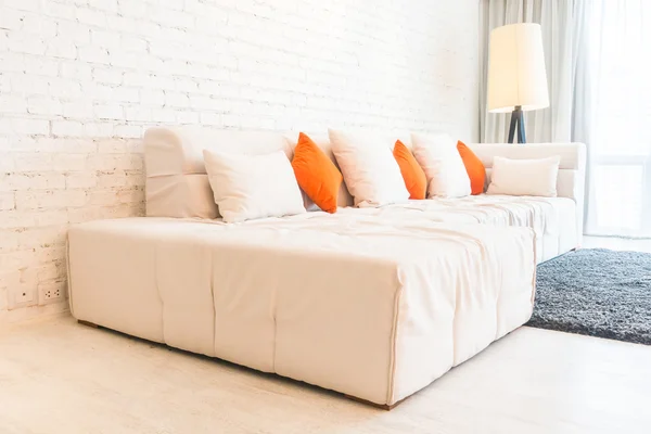 Beyaz kanepe yastık — Stok fotoğraf
