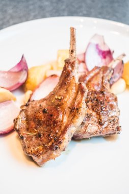 Izgara kuzu raf biftek