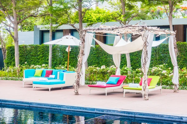 Şemsiye ve Yüzme Havuzu etrafında sandalye — Stok fotoğraf
