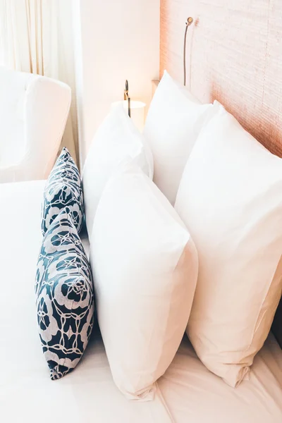 Wit kussen op bed — Stockfoto