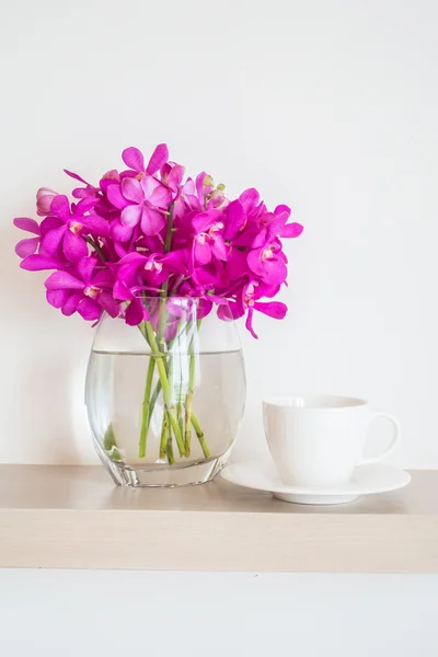 Φλιτζάνι καφέ με ορχιδέα λουλούδι βάζο — Φωτογραφία Αρχείου