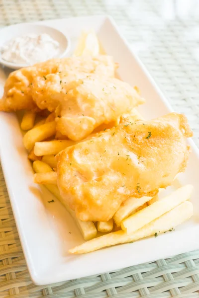 Balık ve cips plaka üzerinde