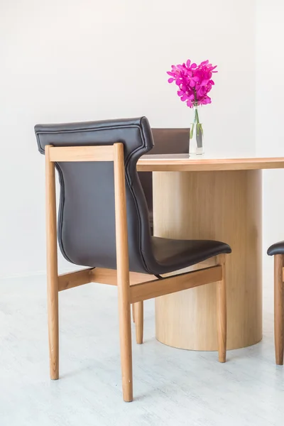 Stół i krzesła na obiad — Zdjęcie stockowe