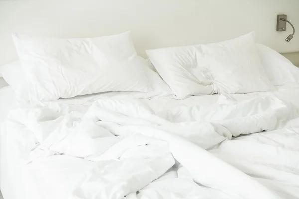 Bílý polštář na rozválené posteli — Stock fotografie