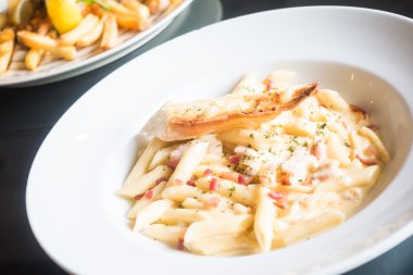 Makarna carbonara krem
