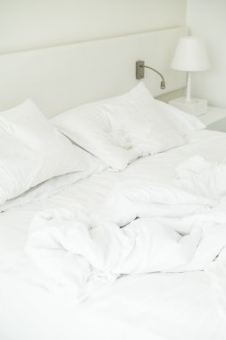 Buruşuk yatakta beyaz yastık
