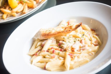 Makarna carbonara krem