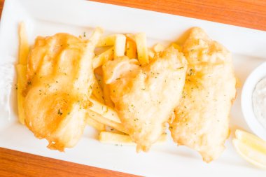 Balık ve cips plaka üzerinde