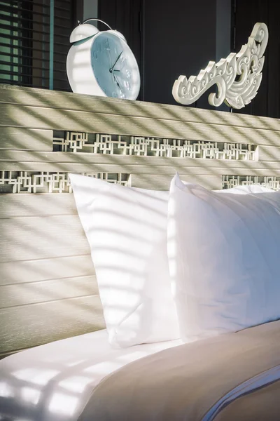 Almohada blanca en la cama — Foto de Stock