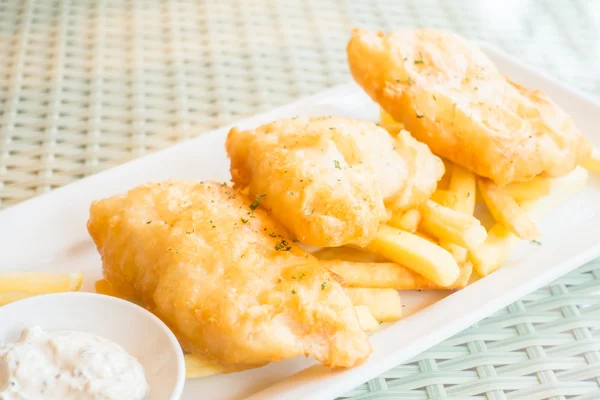 Balık ve cips plaka üzerinde