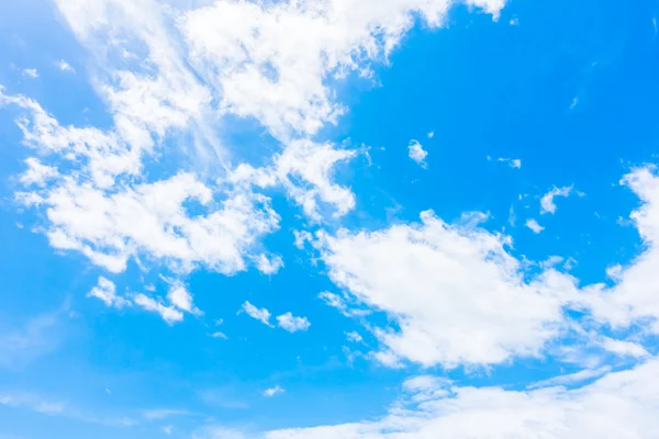 Biała chmura na błękitnym niebie — Zdjęcie stockowe