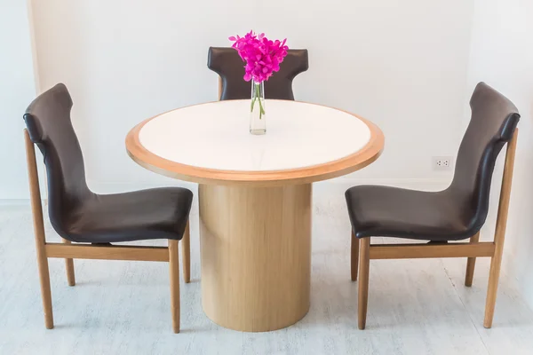 夕食のための椅子とテーブル — ストック写真