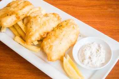 Balık ve cips plaka üzerinde